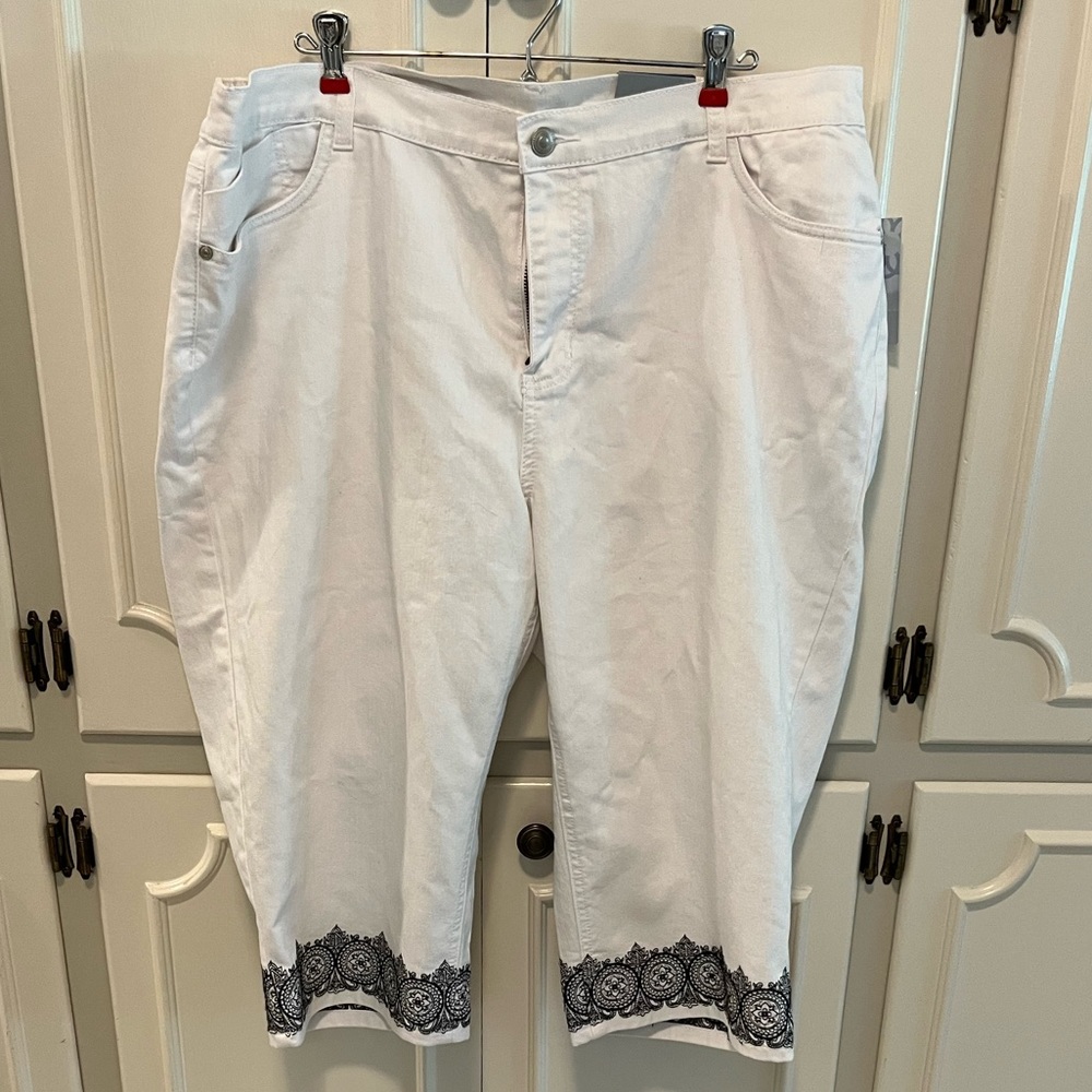 5-pocket White denim capris